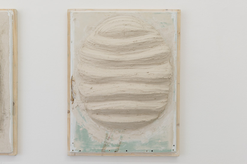 Ohne Titel, 2019 – 83 x 63,5 cm;
Putz auf Gipskarton und Holz; Foto Annette Kradisch