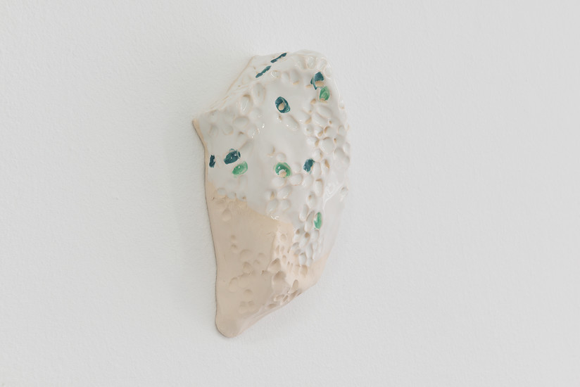 o. T. (Spuren), 2019 – ca. 20 x 10 x 10 cm; Keramik glasiert;