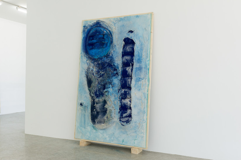 Ohne Titel, 2019 – 203 x 128 cm;
Putz, Farbe, Pigment auf Gipskarton und Holz; Foto Annette Kradisch
